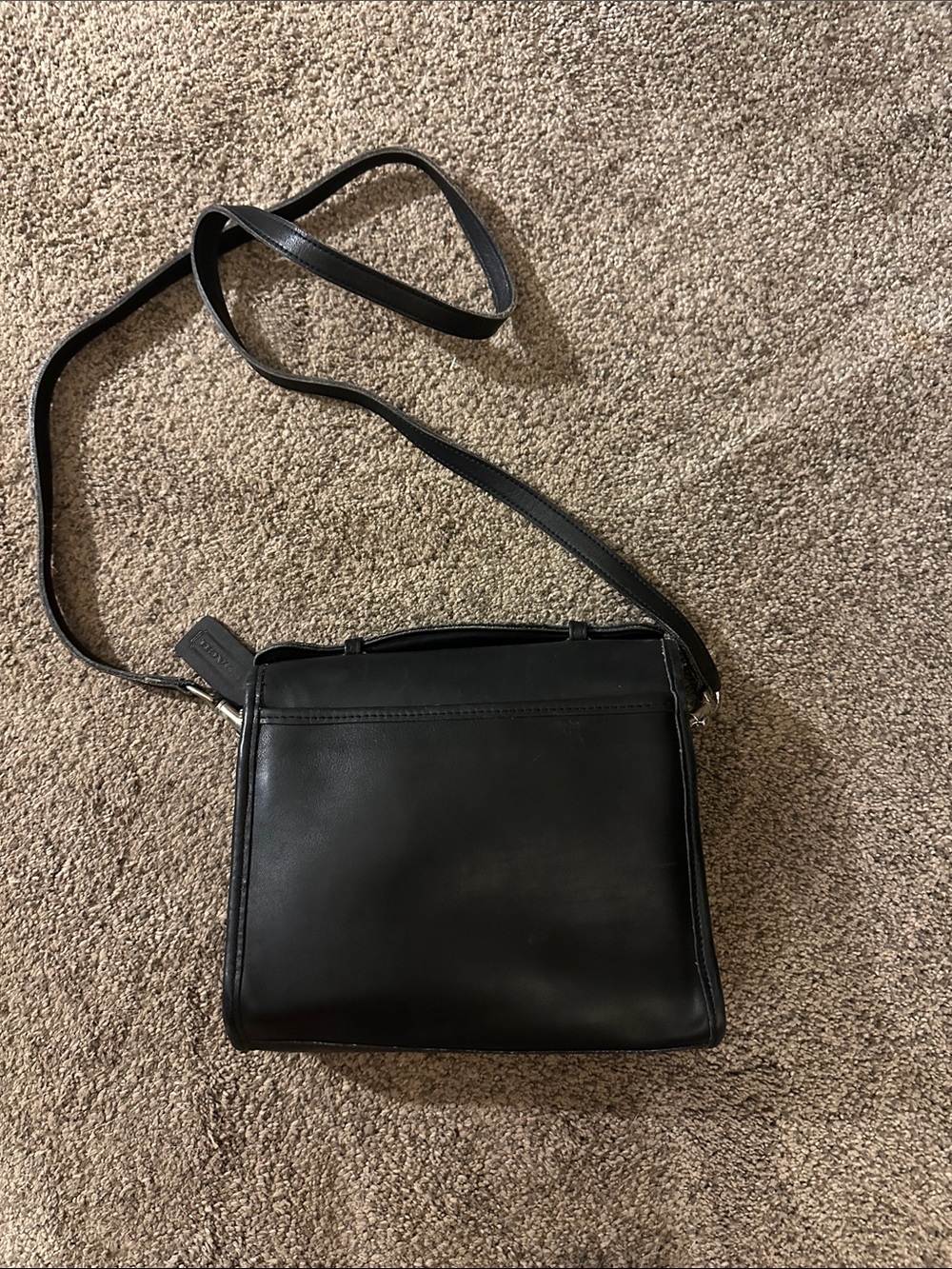 Classic Black Leather Crossbody Bag with Turn-Lock Closure - Picture 2 of 3
